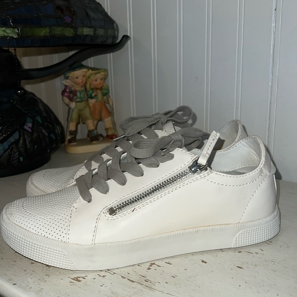 NWT Dolce Vita white sneakers size 8.5 ziya